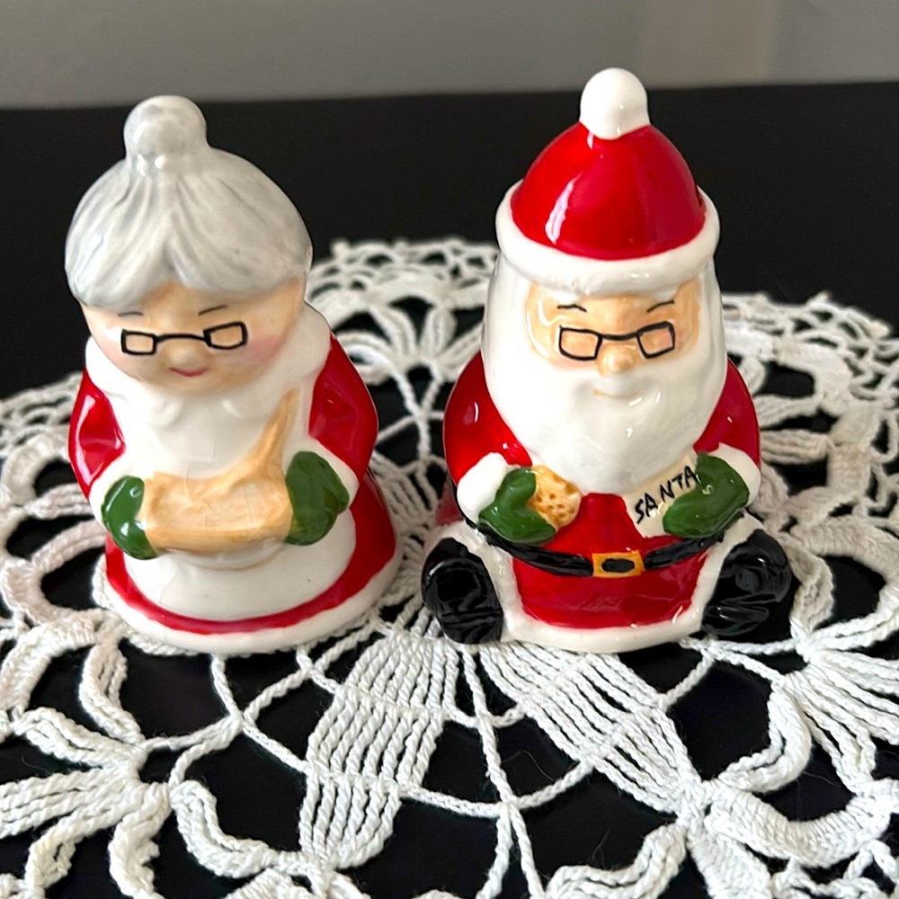Vintage Santa & Mrs Claus Christmas Holiday Salt & Pepper Shakers -Gently Used